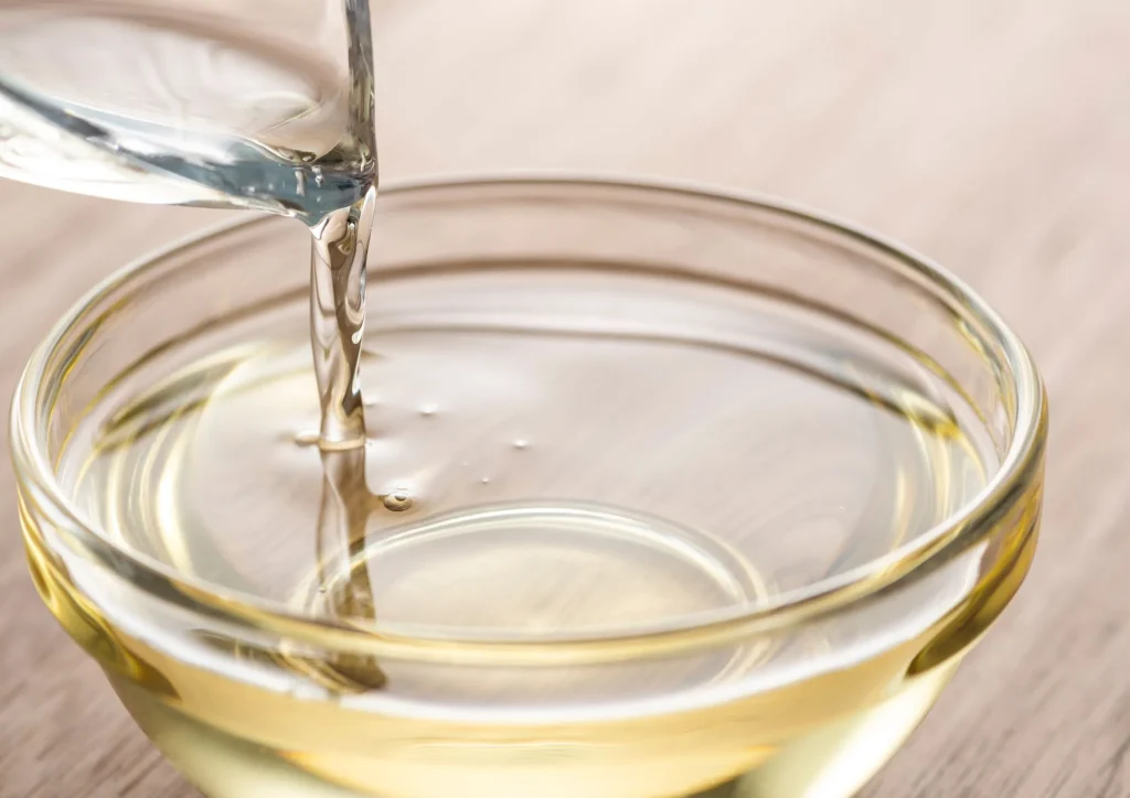 Low viscosity dextrose blend being poured into a glass bowl.